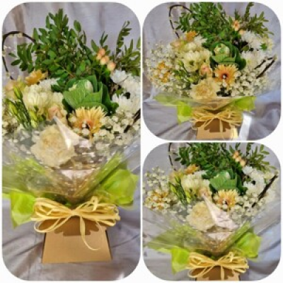 Flower box - Fresh flower gift box with raffia ribbons, perfect for any occasion. 